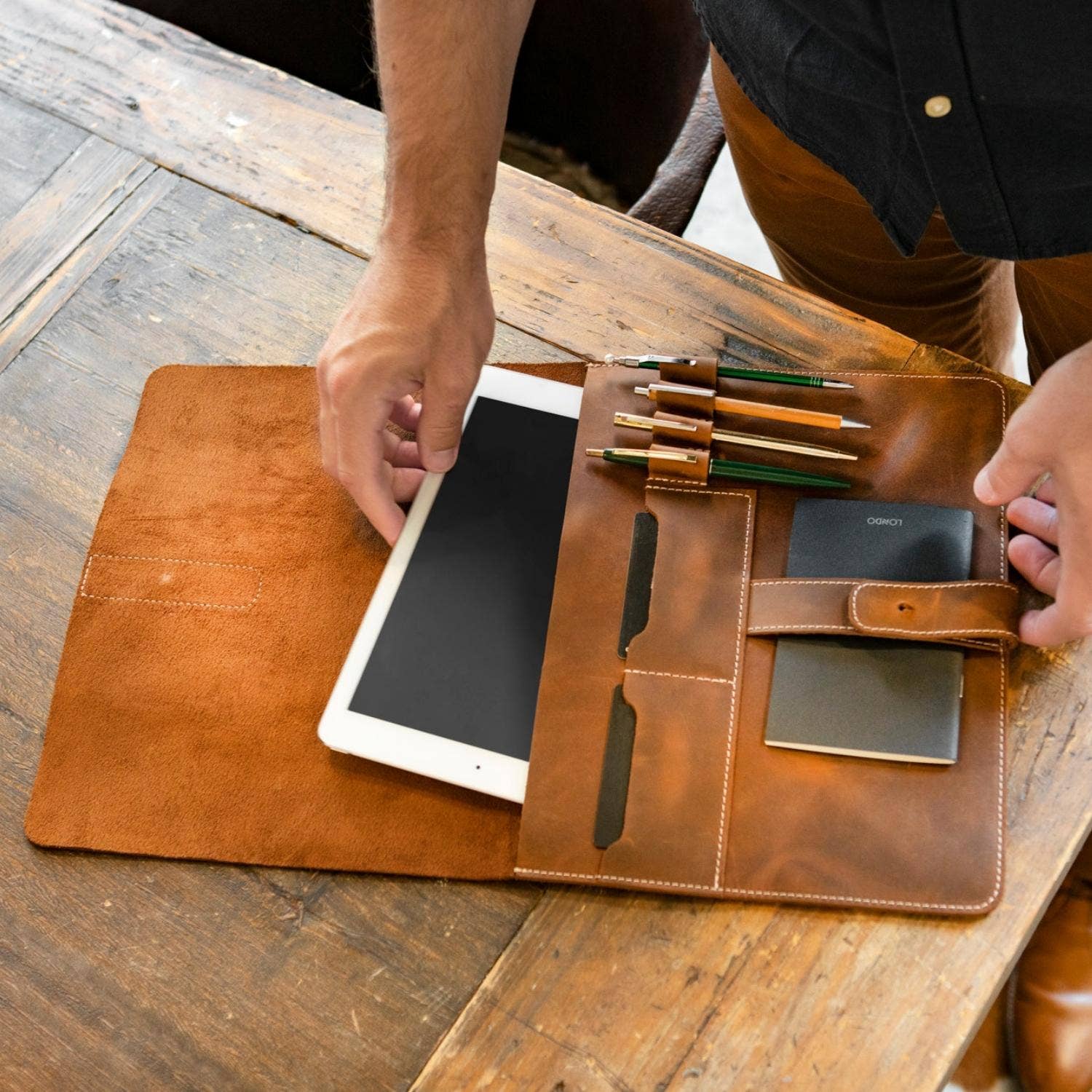 Londo – Engroshandel Taske til bærbar computer/tablet - Unisex – Londo Ægte Læder Tablet Cover med To Kortlommer & Læder Pen / Blyantholdere4