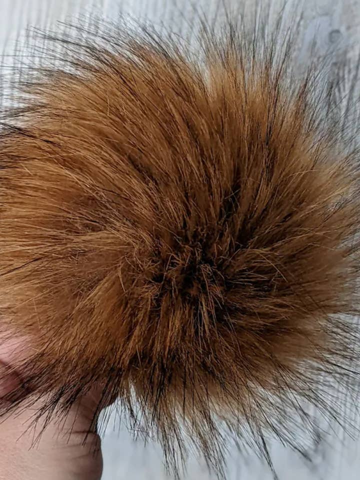 Pompon amovible en fausse fourrure de 7 po - Brown Grizzly pour la vente par CountryStixCo