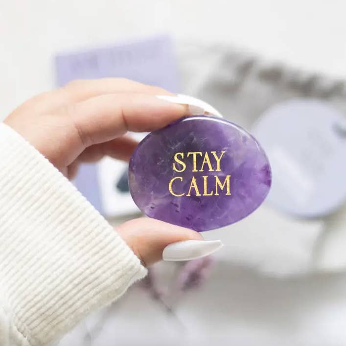 Pietra di palma in cristallo ametista Stay Calm per la vendita all'ingrosso da parte di The Sun & My Soul Bath Bomb Soak Wellness Gifts