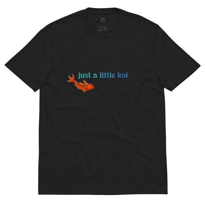 T-shirt en tissu 100 % recyclé « Just a Little Koi » pour la vente par Tiny Cow Designs