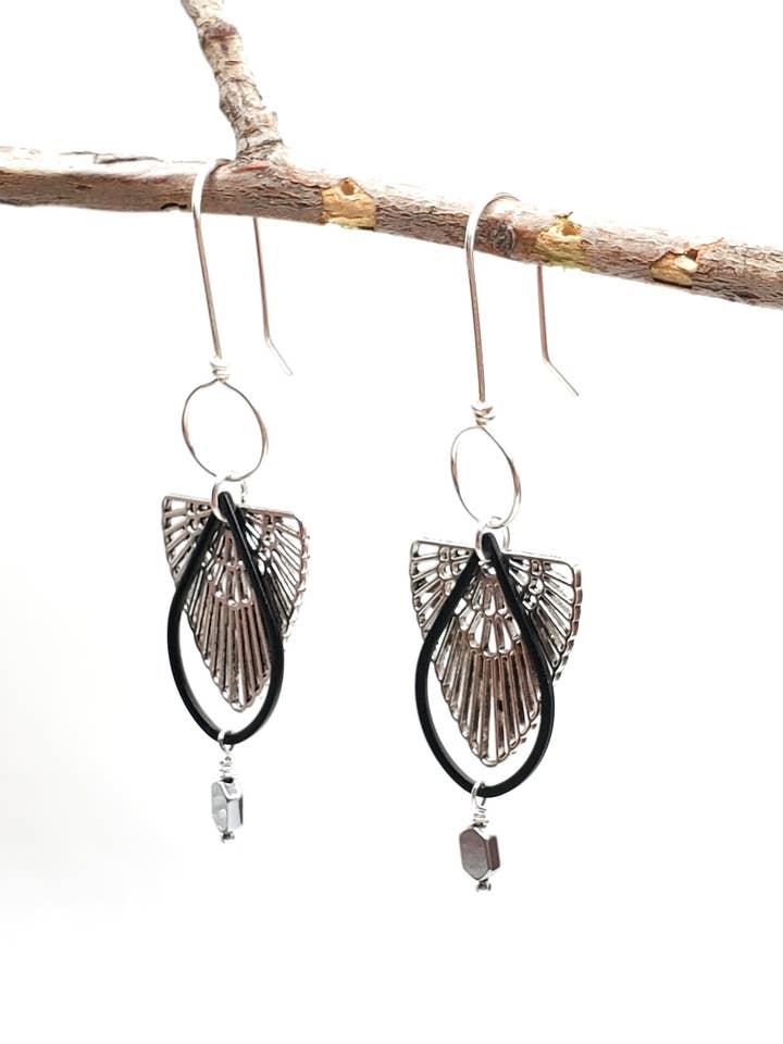Oorbellen, zilver en zwart, Phoenix voor wholesale door Jezabel Adornment