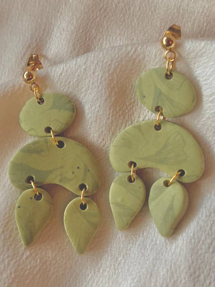 Sage groene oorhangers met boogvormen van polymeerklei voor wholesale door terracottaandsun