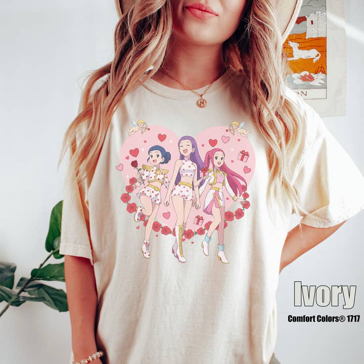Huntri x Mira, Rumi, Zoey Fan Confort Couleurs T-shirt & Pull pour la vente par Glaime