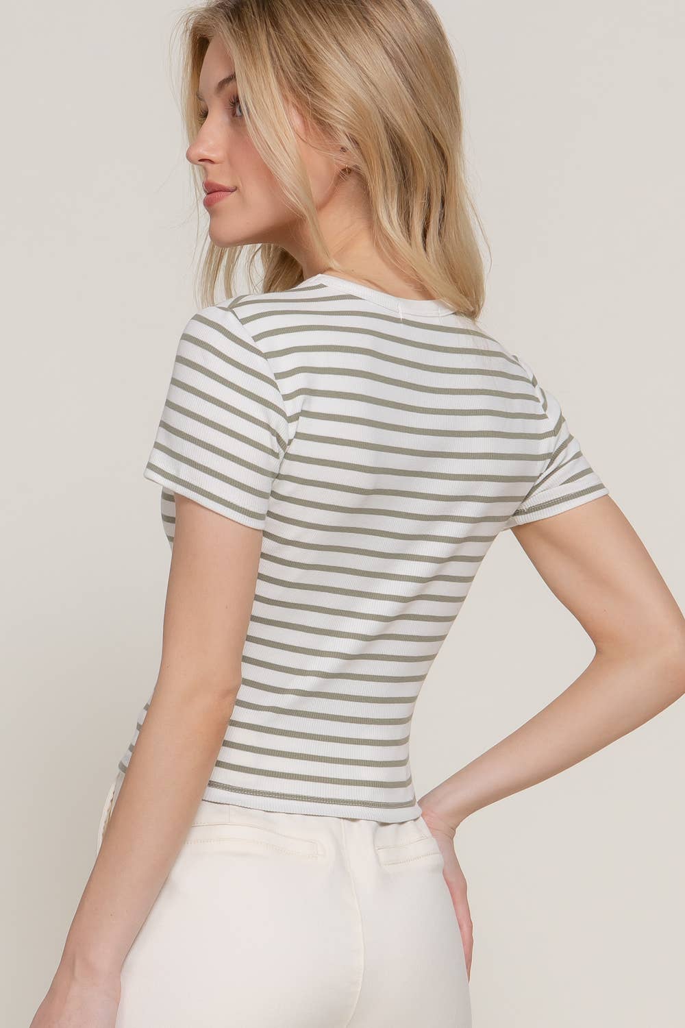 Active Basic | Active USA - Vendita all'ingrosso Top in maglia - Donna - Top a righe in cotone a costine con maniche corte e collo rotondo25