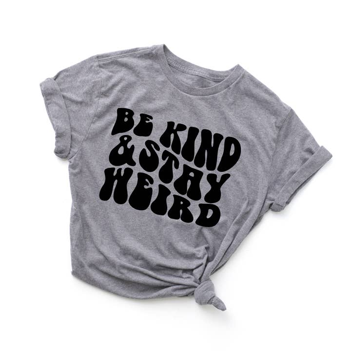 Be Kind & Stay Weird Grå T-shirt, Retro vågiga bokstäver för wholesale av Electric Little Things