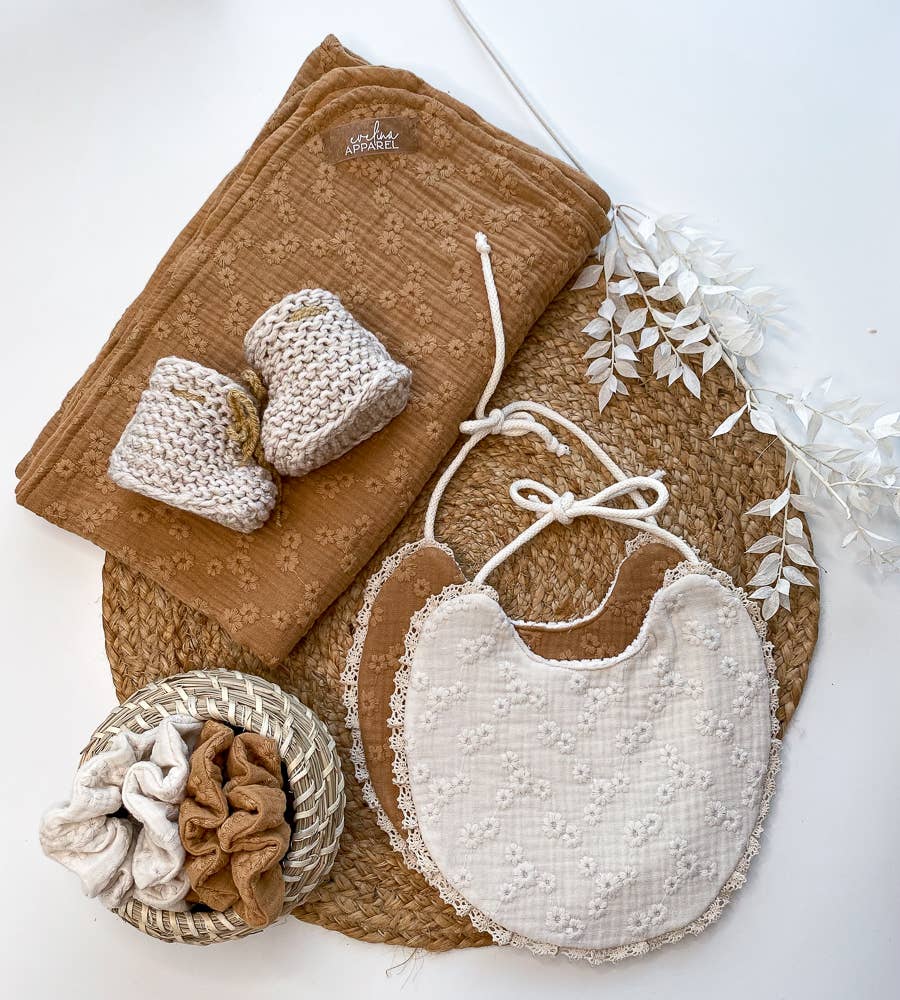 PETITE EvelinaApparel - Venta al por mayor Babero - Bebés - Babero Bebé/Flores bordadas6