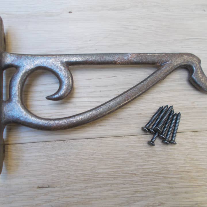 Staffa per gancio da giardino in ferro antico per la vendita all'ingrosso da parte di IronmongeryWorld