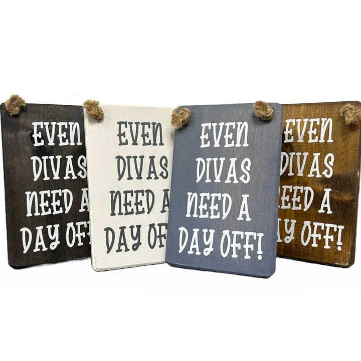 Även divor behöver en ledig dag handgjord hängande träskylt för wholesale av The Giggle Gift Company