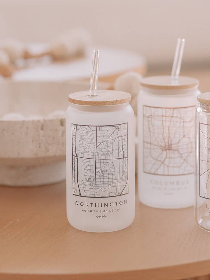 VERRE À CARTE DE VILLE AVEC COUVERCLE EN BAMBOU ET PAILLE EN VERRE pour la vente par KNOTS + NOOK