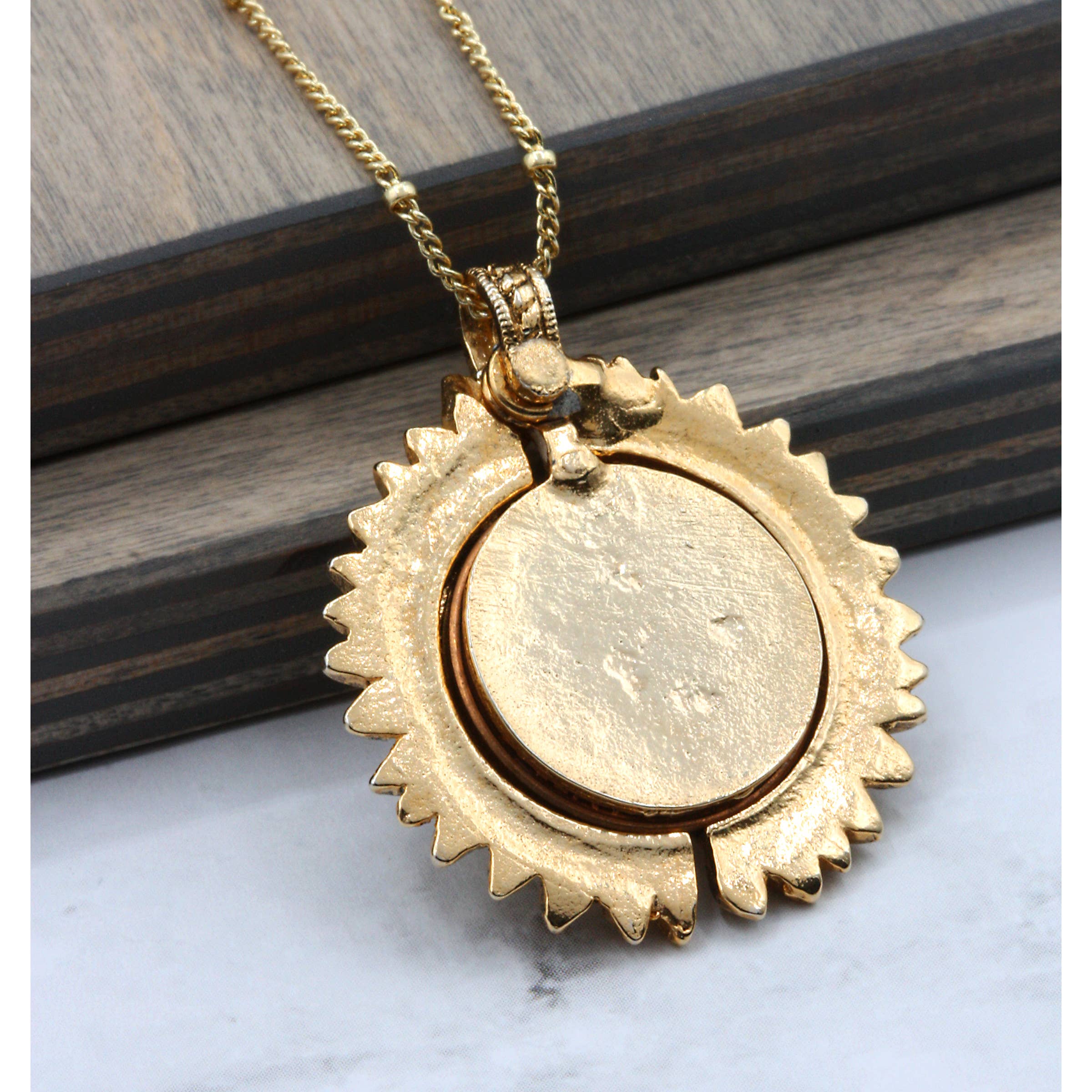 American Coin Treasures - Vente Colliers à pendentif - Collier en forme de tournesol en forme de penny irlandais superposé en or5