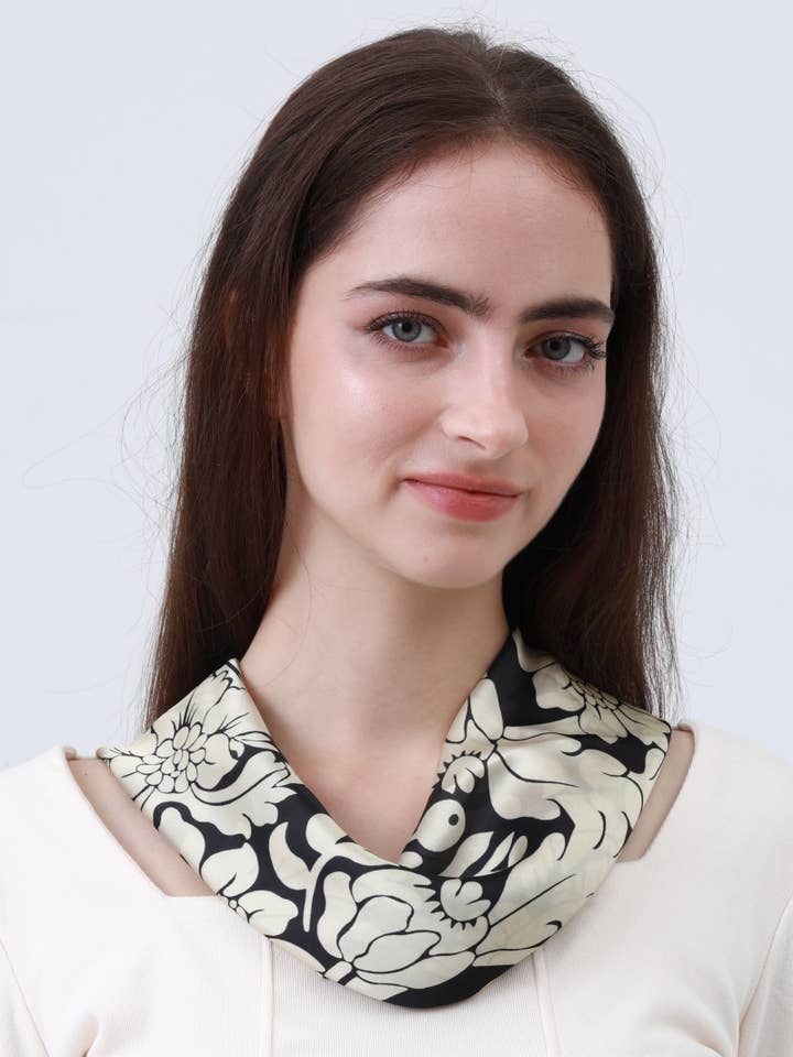Pañuelo de Seda Floral en Blanco y Negro – Estilo Clásico Ligero para venta al por mayor de Leto Accessories