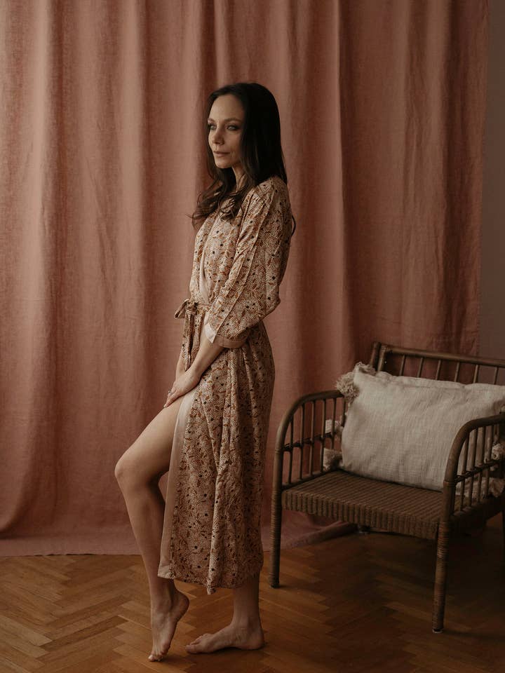 Viskosekåbe/rødme blomsterprikker for engroshandel hos Evelina Apparel