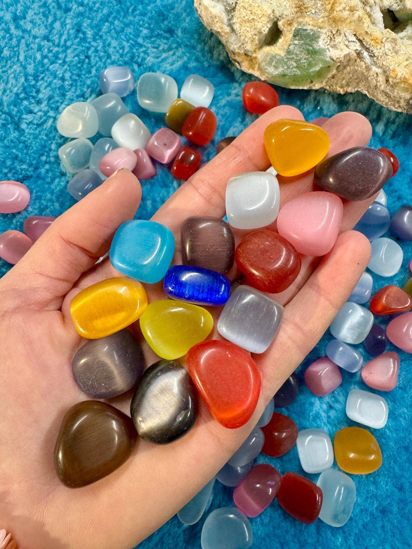 Elf Kendal Hippies – Engroshandel Spirituelle sten og krystaller – Katteøje tromlet 15-25mm sten af alf regnbue katteøje ædelstene4