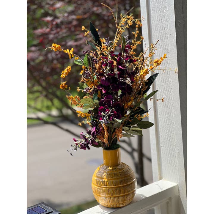 Blumenarrangement in Lila und Gold mit gelber Vase für den Großhandel von Cozy Arrangements