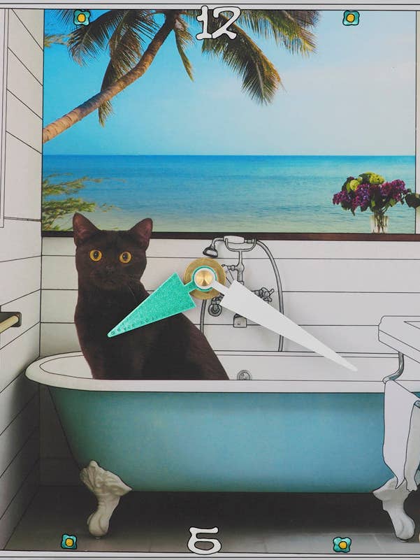 Chat dans la baignoire, horloge à collage pour la vente par Lea Alboher