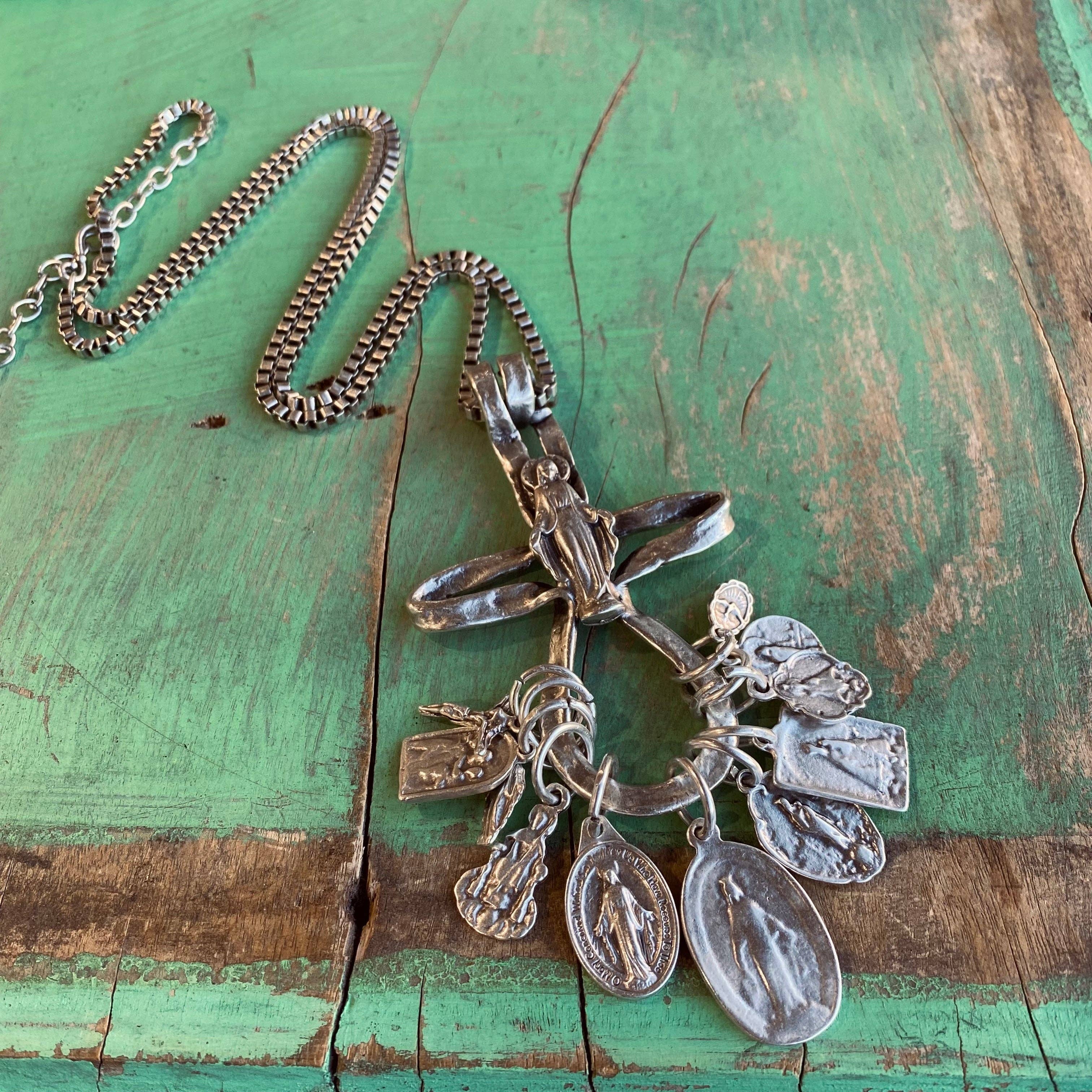 Love and Honor Jesus LLC - Wholesale Halskettinghanger - Ketting met heiligenbedels26