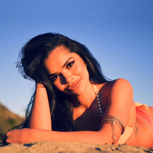 Fascia da braccio intrecciata con perle La Signora del Cielo per la vendita all'ingrosso da parte di The World Of INDAH