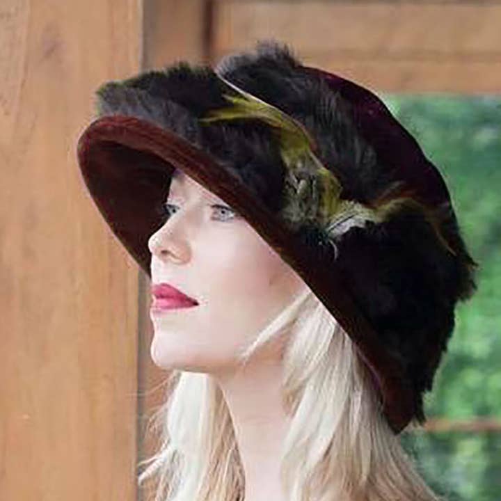 Bonnet de mariage pour événements hivernaux, fausse fourrure et plumes, Monique Brown pour la vente par Peak & Brim Hats