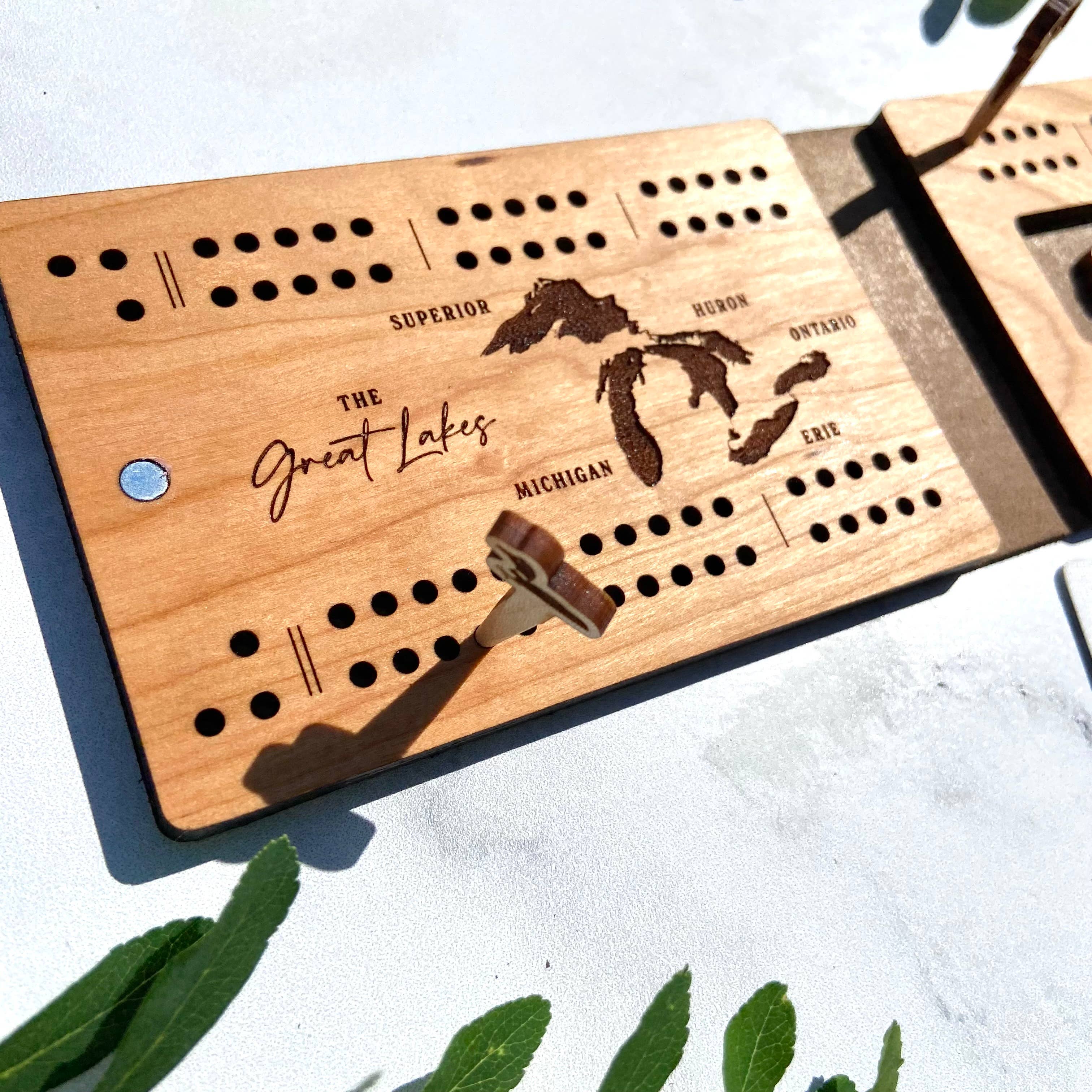 Cast & Carve - Vendita all'ingrosso Giochi da tavolo - Tavola da viaggio per cribbage - Design personalizzato con picchetti unici3