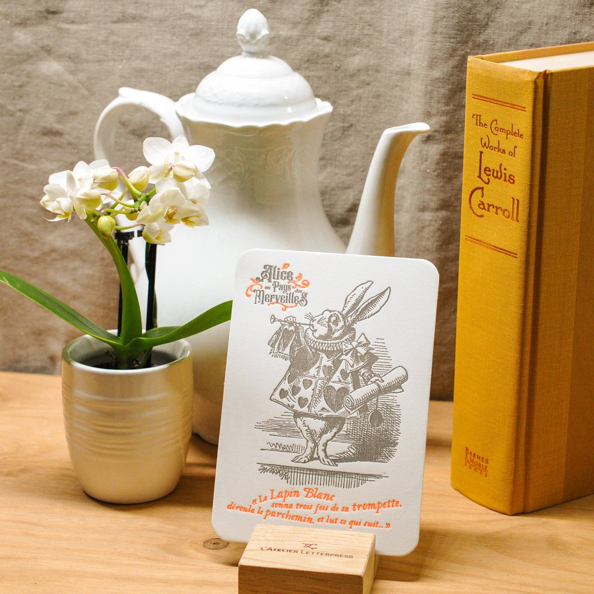 L'Atelier Letterpress – Engroshandel Hverdagshilsen kort – Bogtryk kort med kanin og trompet – Alice i Eventyrland2