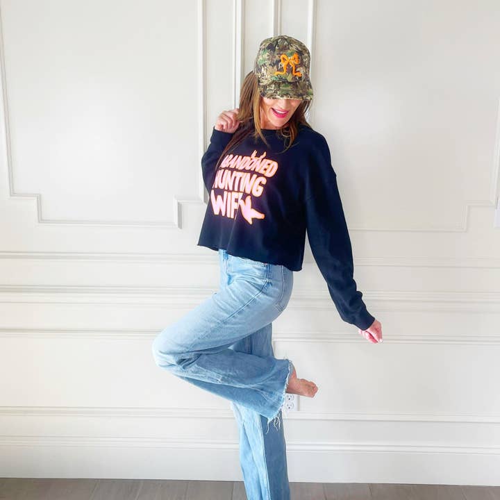 Poppy & Pine - Wholesale Graphic Sweatshirt - Women's - Abandoned Hunting Wife Cropped Sweatshirt