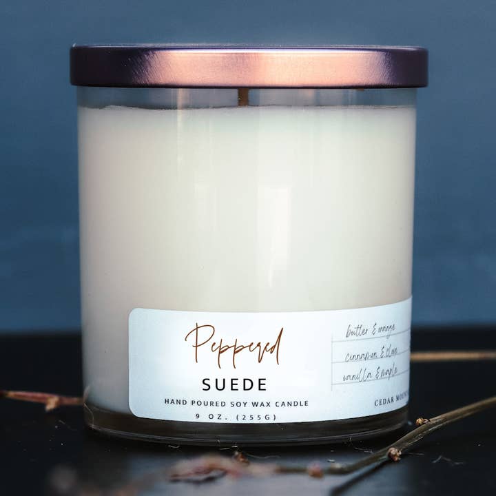 Cedar Mountain Candle – Großhandel Kerze im Glas / gefüllte Kerze – Peppered Suede Whiskyglas-Sojakerze, 9 oz0