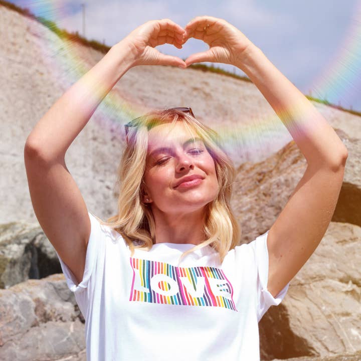 Camiseta Rainbow Love para venta al por mayor de Lucent Studios Ltd