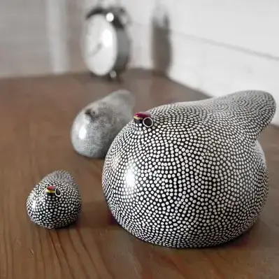 Dana Esteline - Venta al por mayor Figura decorativa - Pintada en cerámica 100 % artesanal en blanco y negro0