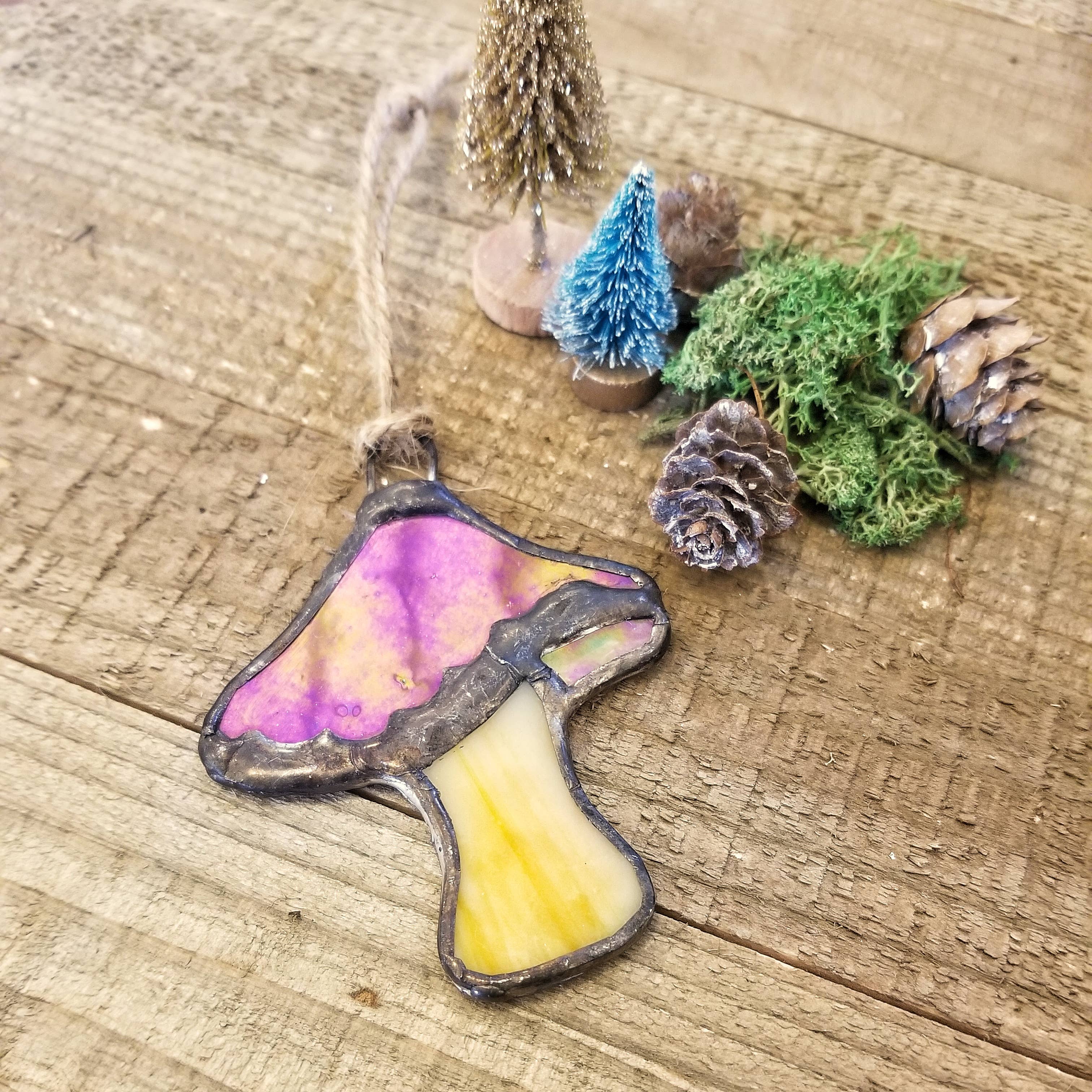 Lost & Found Design - Vente Objets de décoration - Ornement en forme de champignon en vitrail7