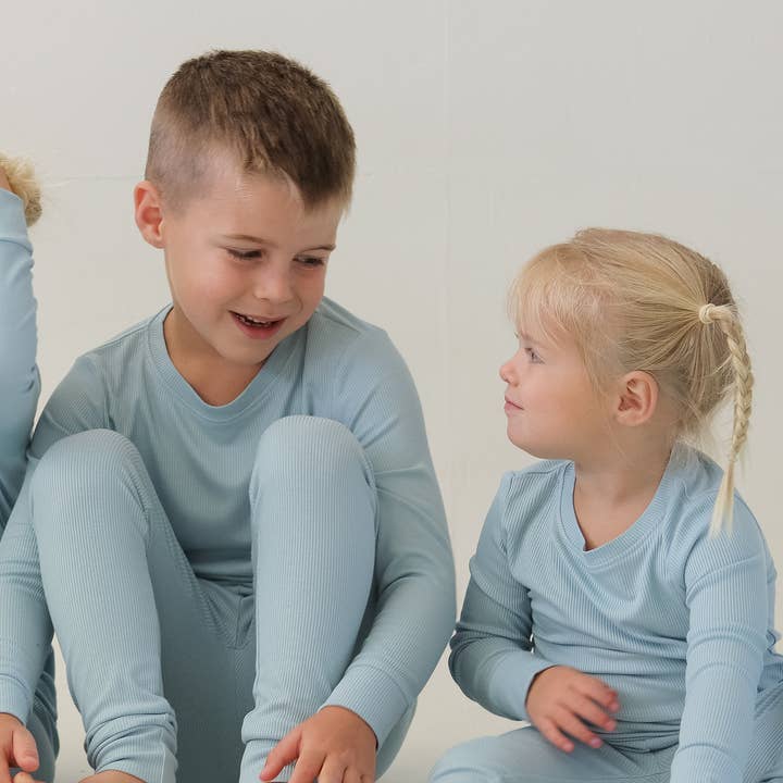 Tweepersoons pyjama in Pacific Blue voor wholesale door Honeycomb Goods