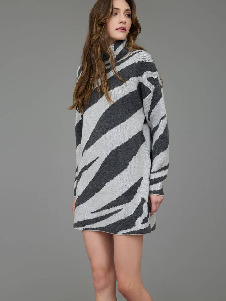 ROBE PULL À COL ROULÉ À MANCHES LONGUES ET IMPRIMÉ ZÈBRE pour la vente par Blu Pepper