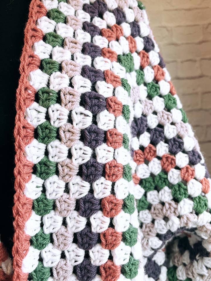 Willow And The Wolf Co - Venta al por mayor Cárdigan - Mujer - Cárdigan Sugarplum Hexi. Jersey Granny Square. Multicolor H