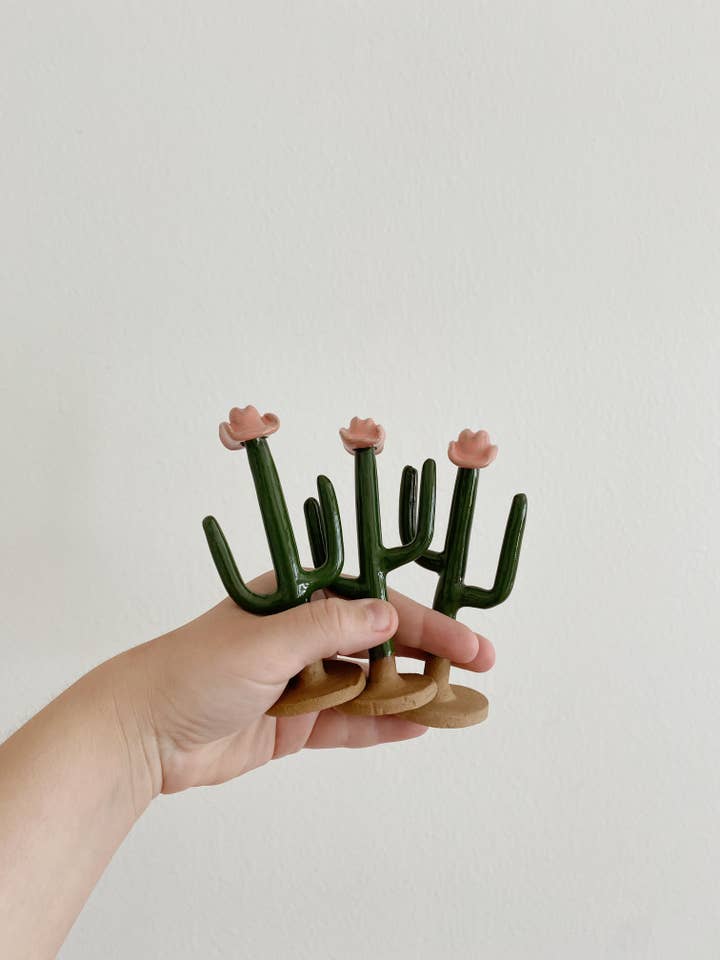 Porte-bagues Cactus Cowboy pour la vente par Gin Pottery