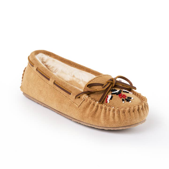 Mocassins en daim perlés pour femmes Cally Thunderbird Animikii pour la vente par Minnetonka