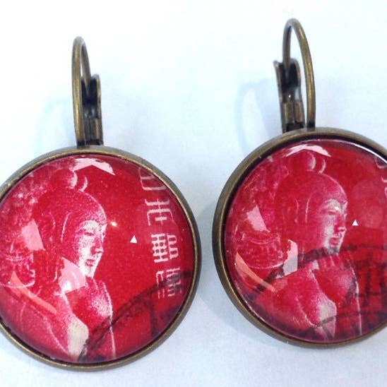 1967 Japanska gudinnan Kannon - Frimärkssmycken - Vintage frimärkesörhängen - Franska klämörhängen i antik bronsfinish för wholesale av Postage Stamp Jewelry