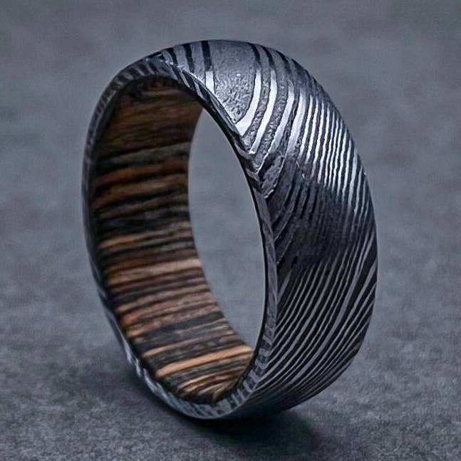 Bague en acier de Damas avec incrustation de manchette en bois dur Bague en acier de Damas faite à la main Bague de mariage pour homme Bague de fiançailles pour homme Bague pour homme Acier de Damas torsadé pour la vente par RustyStudioUSA