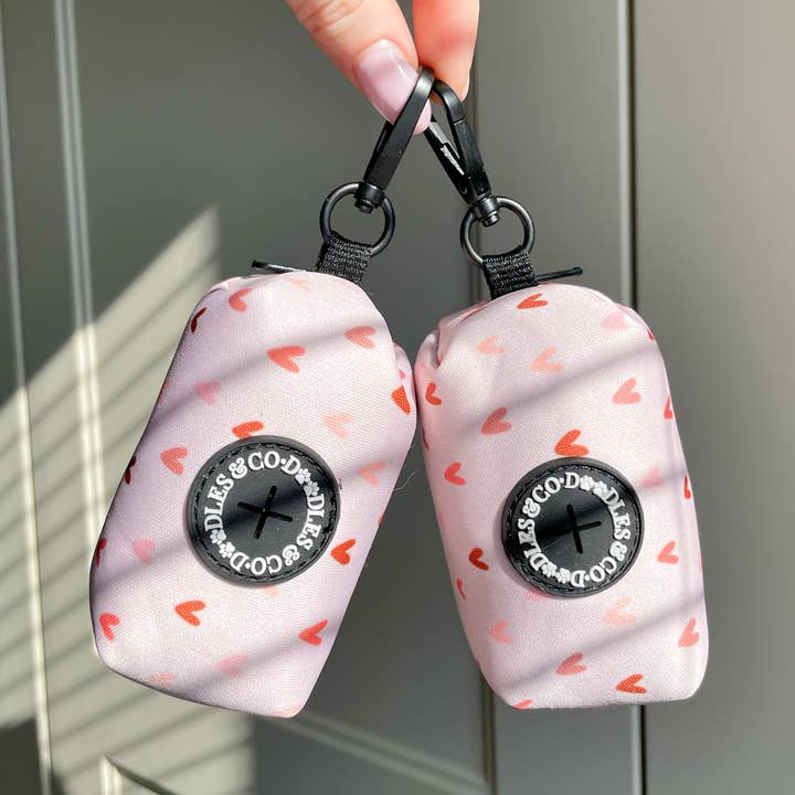 Porte-sac à déjections et distributeur de friandises - The Pink Hearts Collection pour la vente par The Doodles & Co