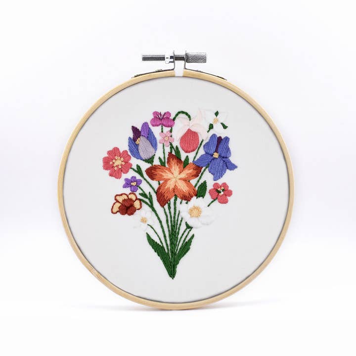 Bouquet canadien | Kit de broderie DIY pour la vente par Unraveling Joy - Embroidery