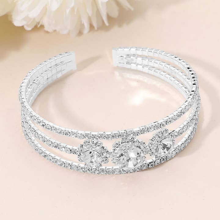 Bracelet manchette de soirée à triple accent de grappe de pierre CZ pavé fendu. pour la vente par Sensibling Corp.