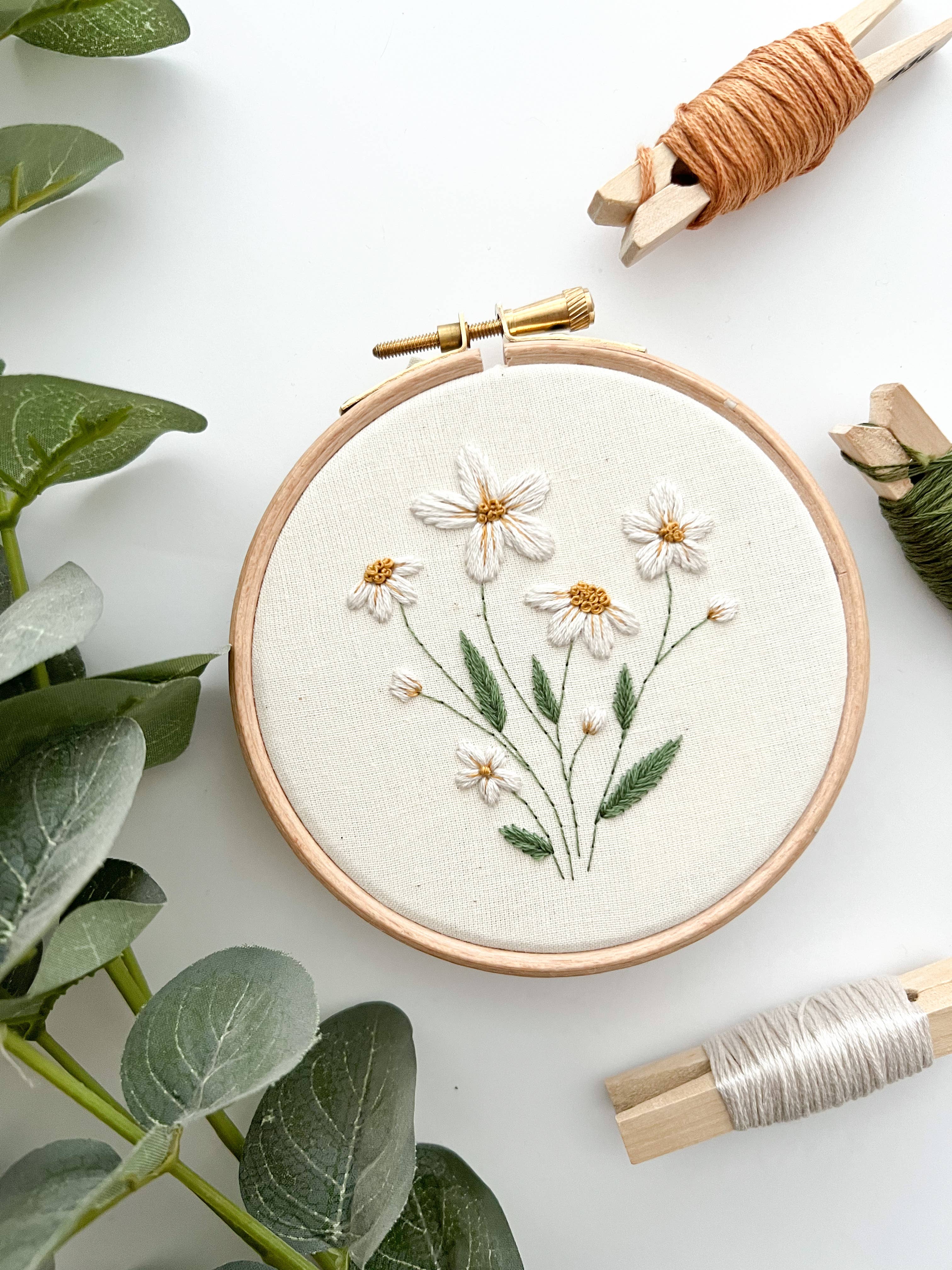 Embroidery: A Modern Guide to Botanical Embroidery - Picking Daisies