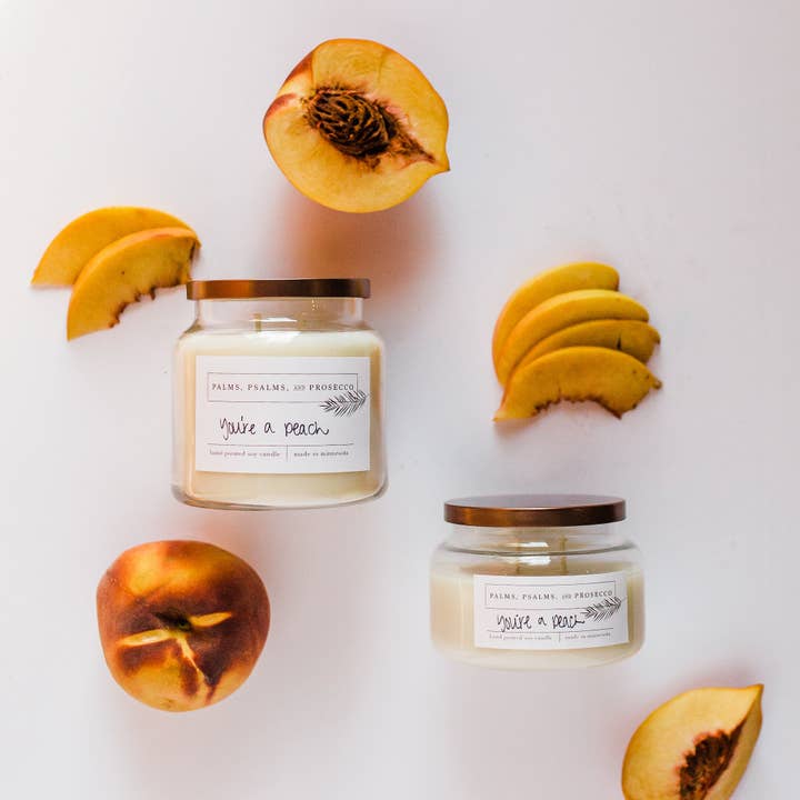 Du er et Peach Soy Candle for engroshandel hos Palms, Psalms, & Prosecco