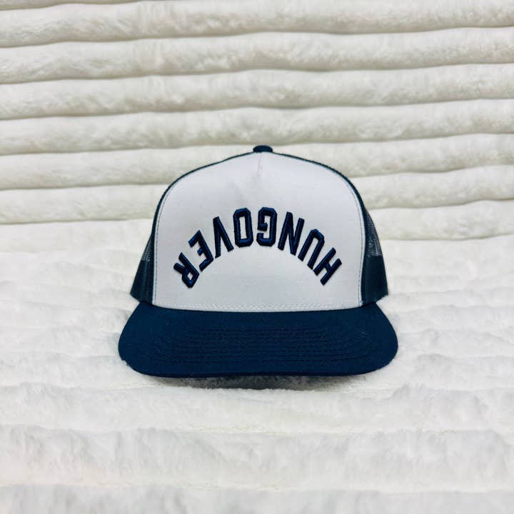 Mainstream Merch – Großhandel Trucker-Cap – Unisex – HUNGOVER Puff bestickte Snapback Trucker-Kappe3