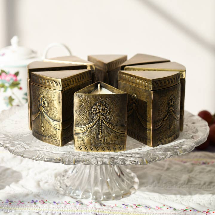 Bougie en laiton "A Piece of Cake" pour la vente par Byaas