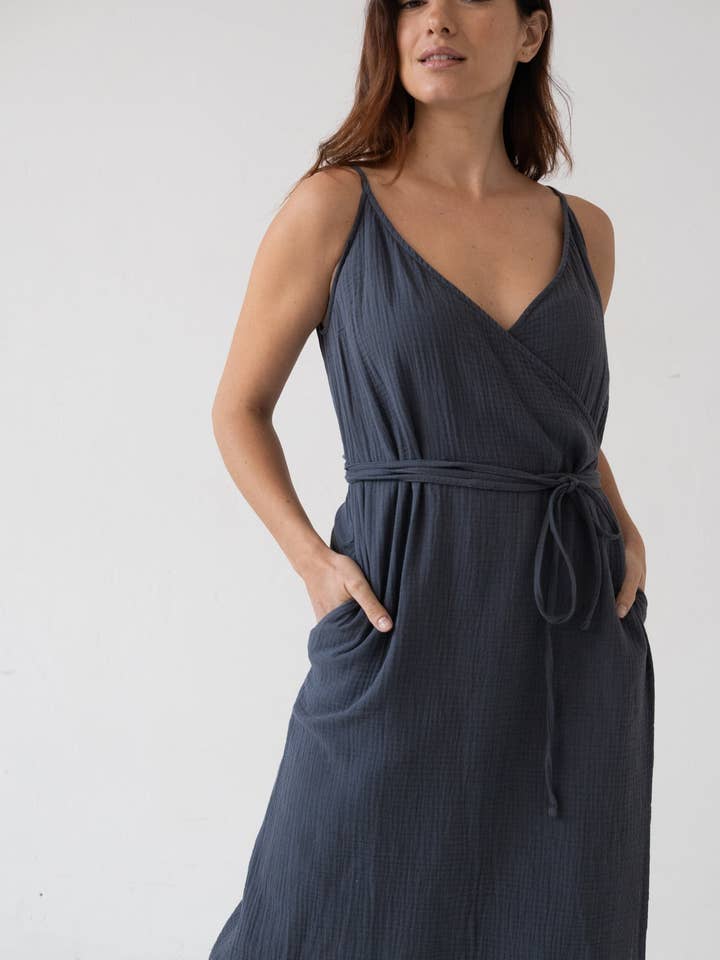 Brielle Schwarzes Trägerkleid für den Großhandel von Tiralahilacha