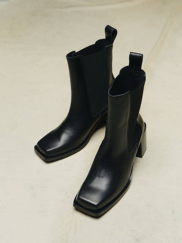 Black Squared Heel Boots for wholesale by Jutelaune