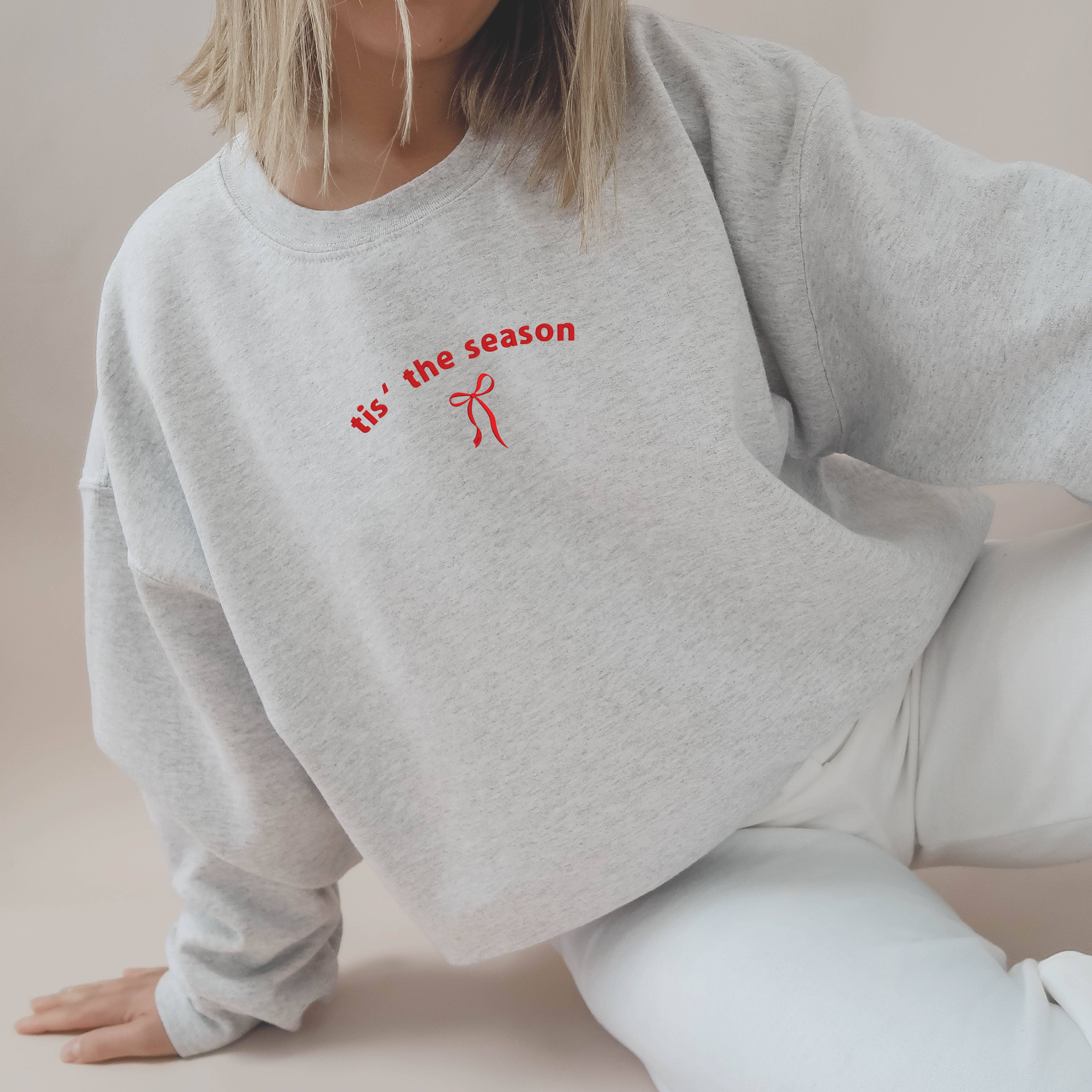 P E T I T R U E – Großhandel Sweatshirt mit Grafikdruck – Damen – Besticktes Weihnachts-Sweatshirt mit Rundhalsausschnitt und Schleife für Damen11