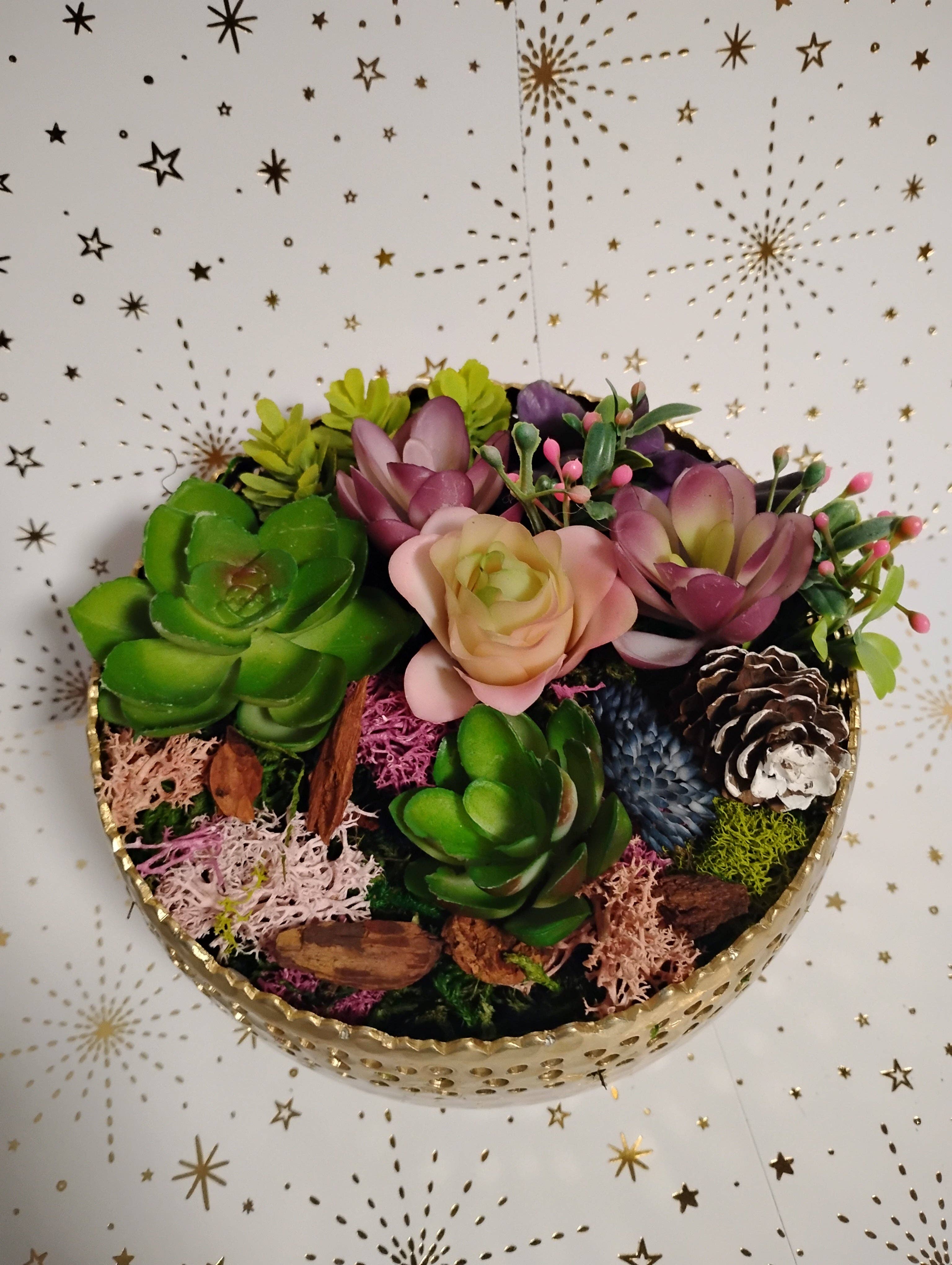 Ethereal Elements CT - Venta al por mayor Velas de diseño llamativo - Jardín de Suculentas en Cuenco de Metal Dorado Vela de Soja Lluvias de Abril10