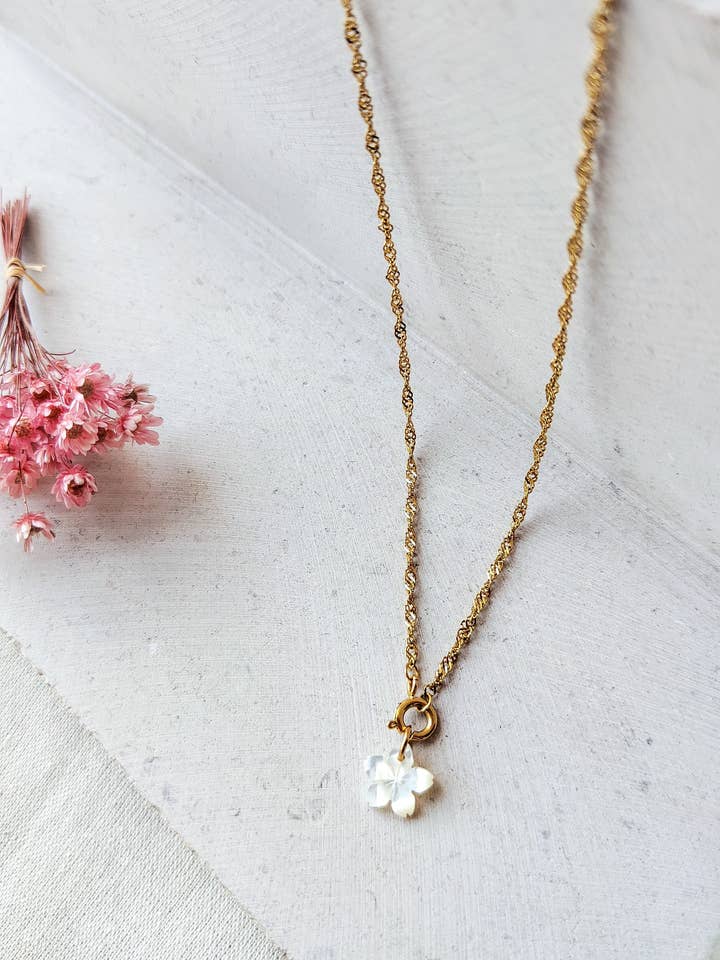 Collana Austen in acciaio inox con madreperla dorata per la vendita all'ingrosso da parte di What Goes Around