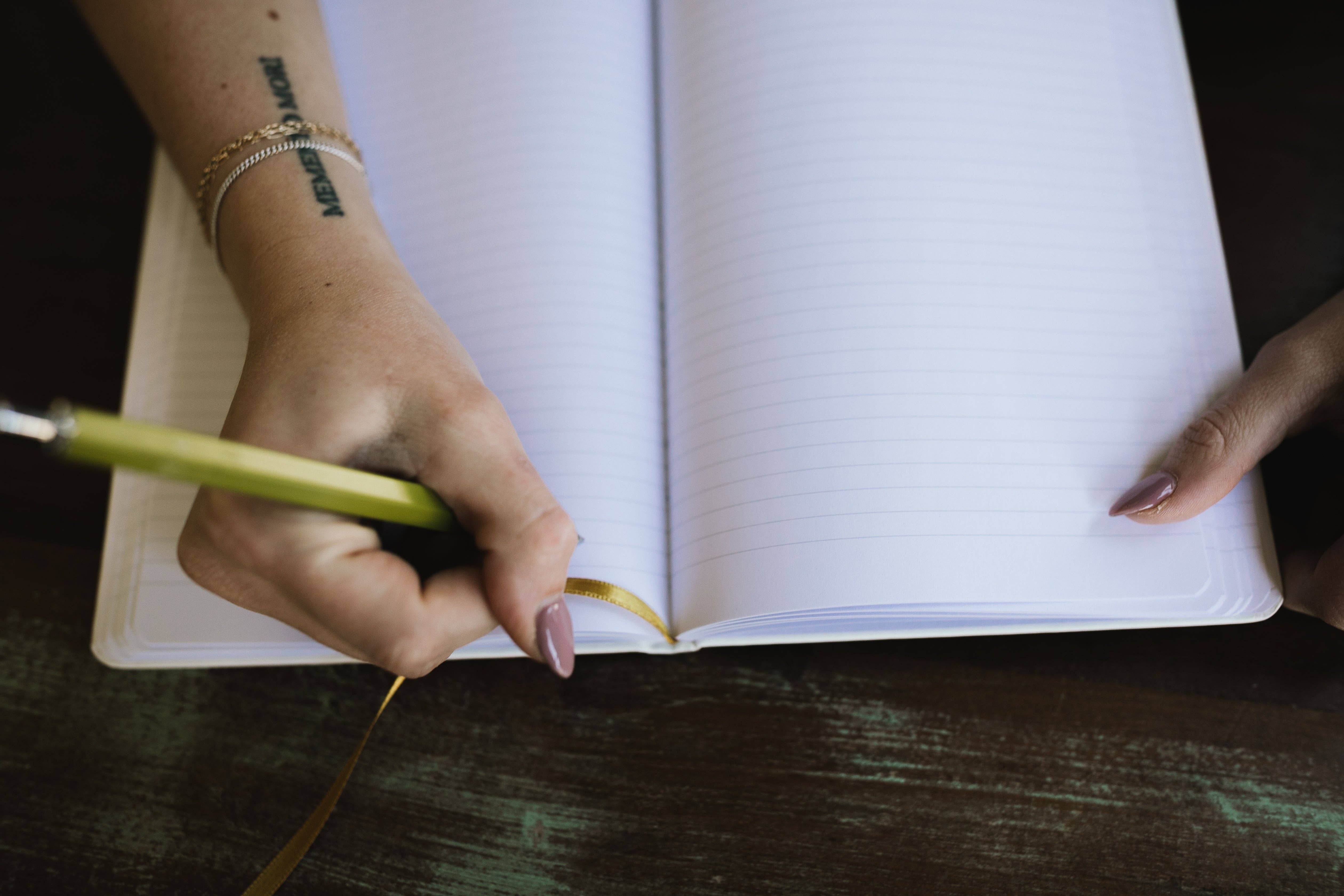 Elisa M Torres - Artist & Designer – Großhandel Notizbücher – Freue dich Notizbuch - Goldene Eucharistie-Design10