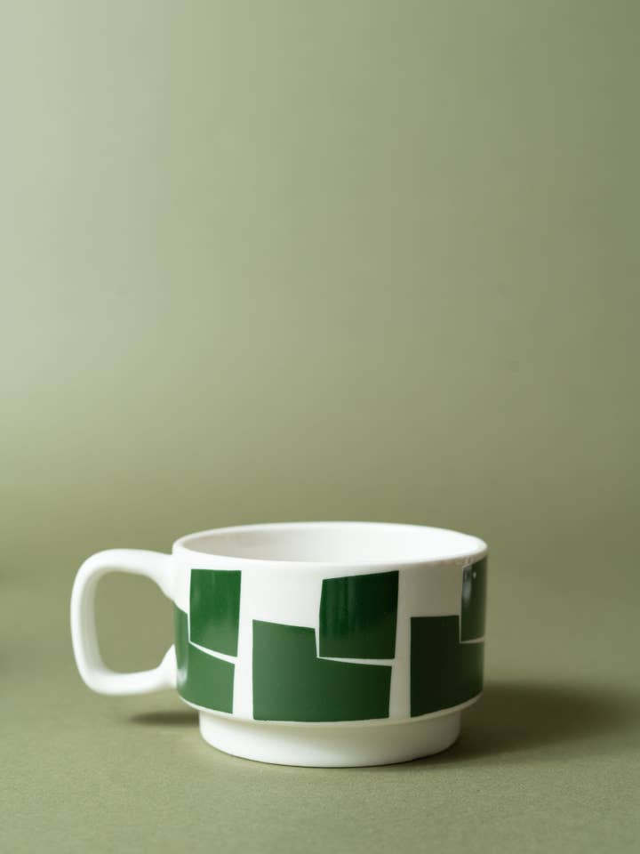 Sisi krus i hvid porcelæn med grøn grafisk dekoration for engroshandel hos Sisi, house of style BV